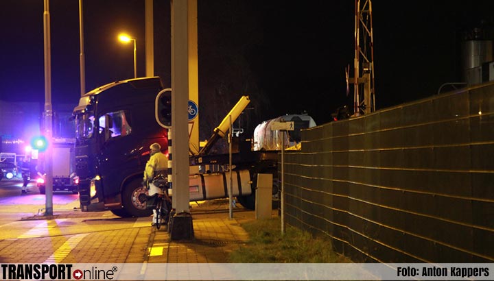 Beveiligingscamera legt aanrijding trein en vrachtwagen in Leeuwarden vast [+video]