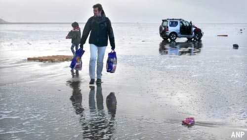 Burgemeester Vlieland: 'opruimen van strand is alleen maar lief' [+foto's]
