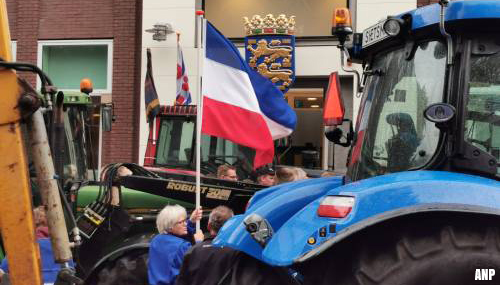 Tractoren vertrekken uit Leeuwarden na debat