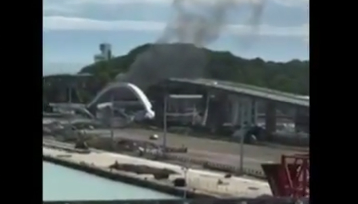 Brug Taiwan stort in bovenop vissersschepen, tankwagen vliegt in brand [+foto's&video]