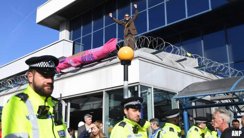 Activisten dringen London City Airport binnen en één klimt bovenop vliegtuig [+video]