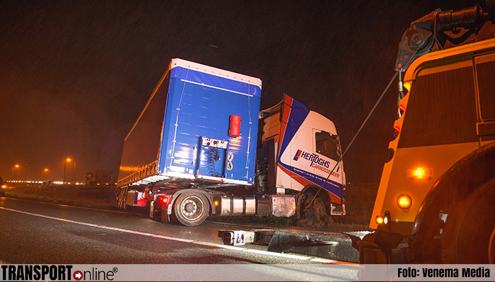 Vrachtwagen geschaard op de A4 bij Woensdrecht [+foto]