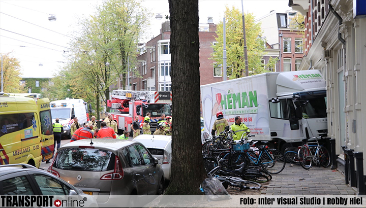 Vrachtwagen rijdt huis binnen in Amsterdam [+foto]