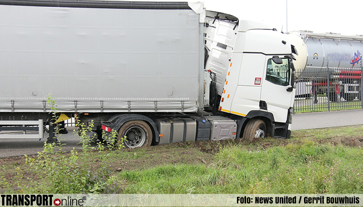 Litouwse vrachtwagenchauffeur rijdt zijn vrachtwagen muurvast in de berm [+foto]