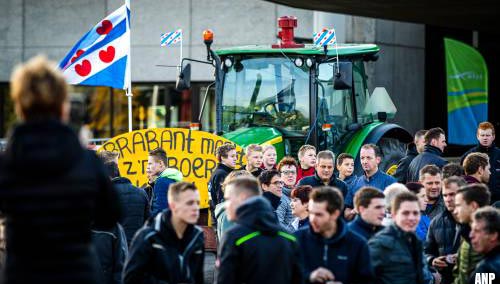 'Al 2000 boeren bij provinciehuis in Den Bosch'
