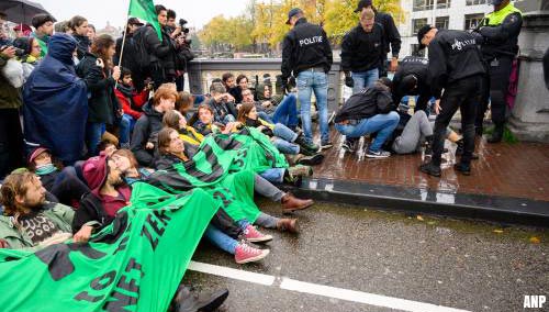 Ongeveer 130 klimaatactivisten gearresteerd op Blauwbrug