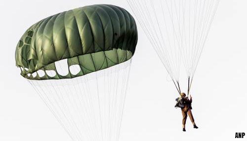 Tientallen parachutisten VS landen in bomen