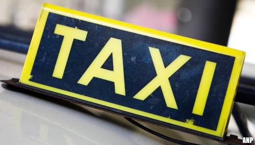 Politie neemt 35 illegale taxi's in beslag