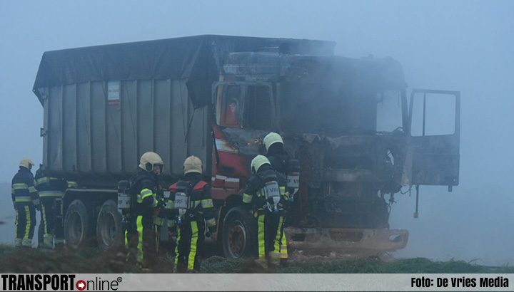 Vrachtwagen uitgebrand in Echtenerbrug [+foto]