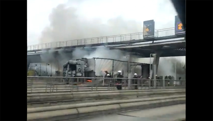 Vrachtwagenchauffeur slaat op de vlucht voor politie op Franse A1 en rijdt opzettelijk in de tolpoortjes en vliegt in brand [+video]