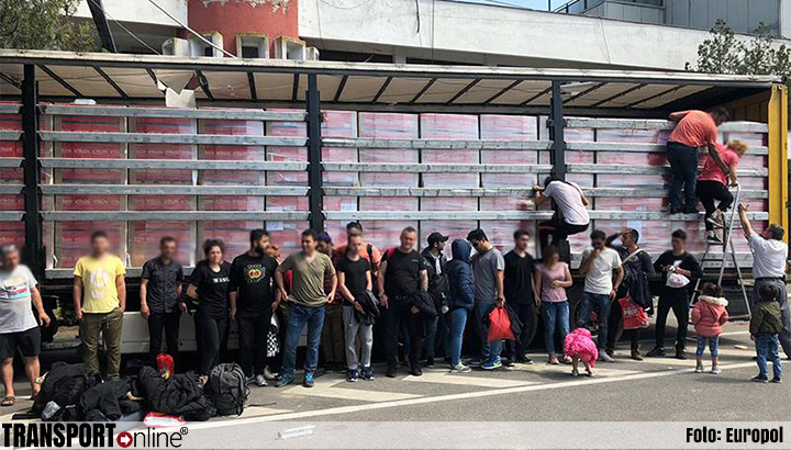 Internationaal netwerk mensenhandel opgerold, vrachtwagenchauffeurs gearresteerd [+foto's]