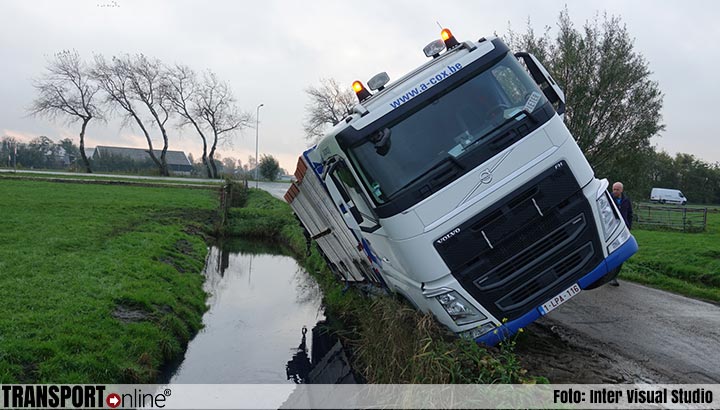 Vrachtwagen bijna in de sloot in Broek in Waterland [+foto]