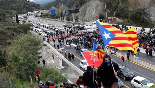 Betogers blokkeren snelweg AP-7 Frankrijk-Spanje