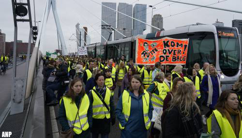 Verkeer Rotterdam gehinderd door stoet leraren