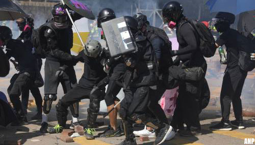 Politie Hongkong dreigt met scherp te schieten