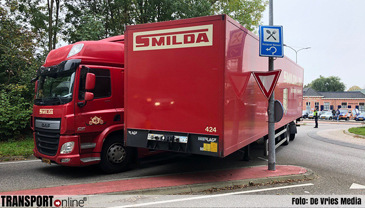 Vrachtwagenchauffeur verliest trailer op rotonde in Leek [+foto]