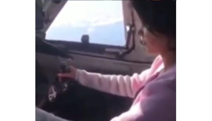 Piloot laat passagier vliegtuig besturen [+video]