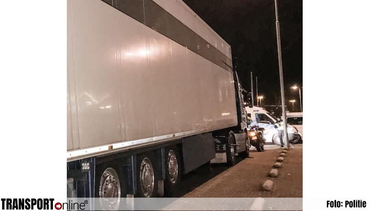 Politie neemt vrachtwagen, na forse snelheidsovertreding en rijverbod, in beslag [+foto]