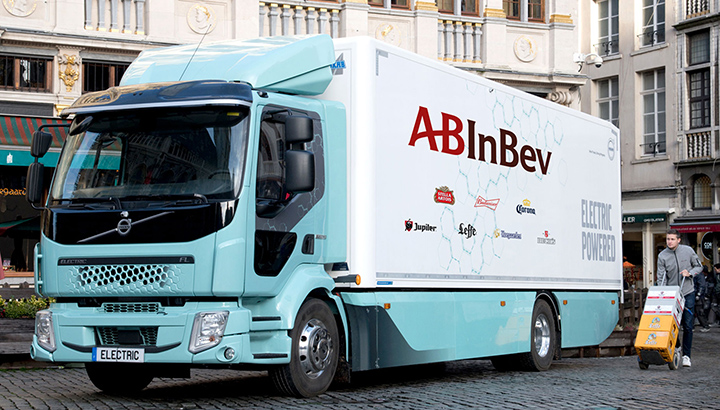 Volvo E-truck onthuld in Brussel om bier zonder CO2-uitstoot te leveren