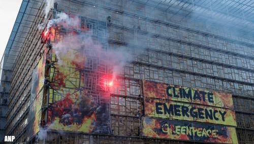 Spandoeken Greenpeace op gebouw Europese Raad