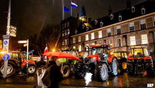 Tientallen boeren rijden met tractoren naar Binnenhof [+video]