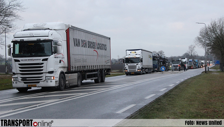 Vrachtwagens staan urenlang te wachten dankzij grote overwegstoring [+foto]