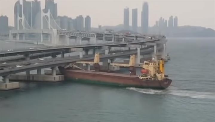 Dronken kapitein vaart tegen Gwangan-brug in Zuid-Korea [+video]