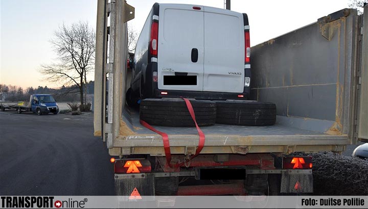 Duitse politie haalt bijzondere 'autotransporter' van de weg [+foto's]