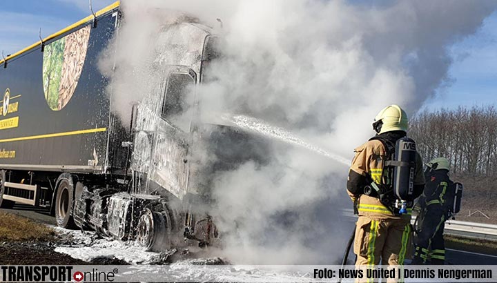 Vrachtwagen trekker uitgebrand op A1 [+foto]