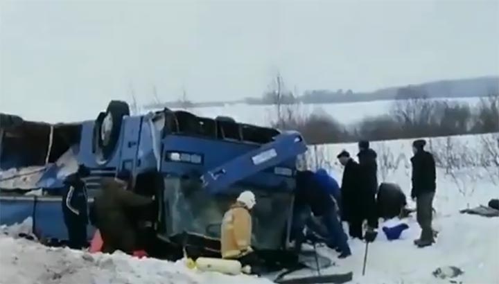Meerdere kinderen omgekomen bij busongeluk Rusland [+video]
