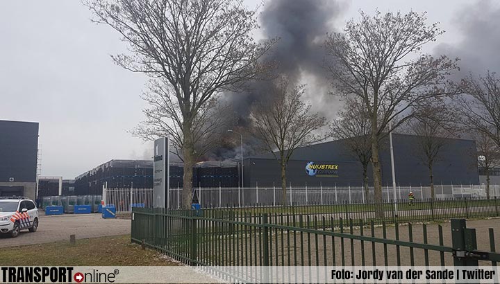 Grote brand bij Huijbtrex in Tilburg [+foto's]