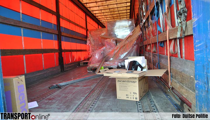 Zeilen vrachtwagen opengesneden: lading printers en monitoren gestolen [+foto]