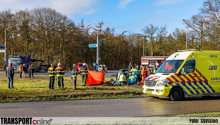 Dode bij ernstig ongeval tussen vrachtwagen en auto in Oosterhout [+foto]
