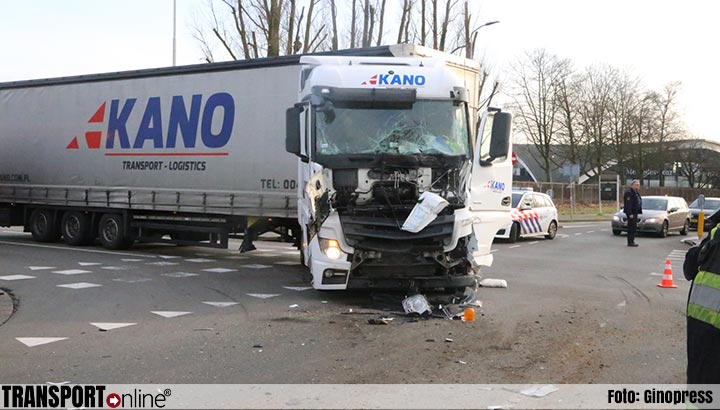 Aanrijding met twee vrachtwagens in Eindhoven [+foto]