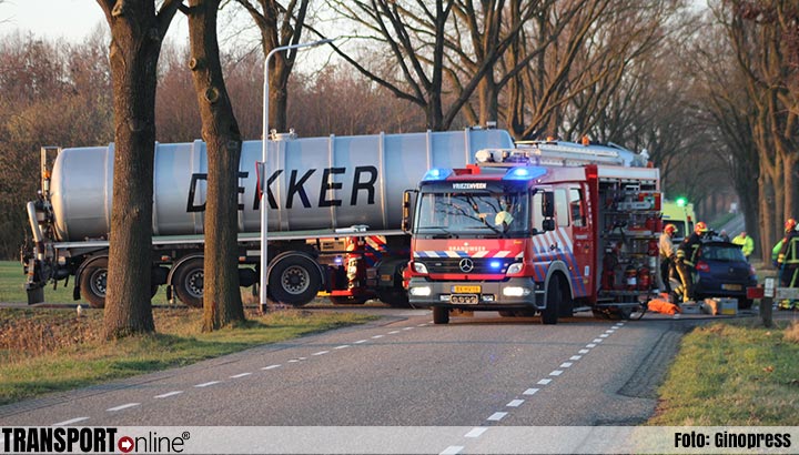 Automobilist bekneld na aanrijding met vrachtwagen in Vriezenveen [+foto]