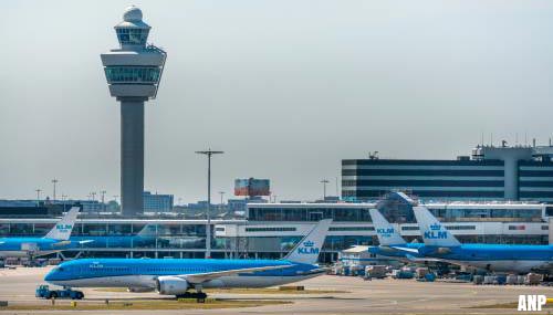 Taxiënde vliegtuigen raken elkaar op Schiphol
