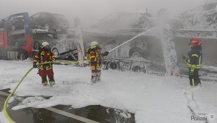 Autotransporter in brand gevlogen op Duitse A4 [+foto]