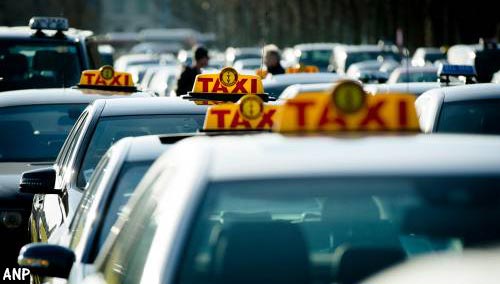Taxiprotest tegen Uber in Den Haag