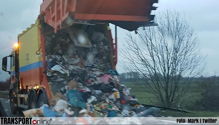 Flinke file nadat vrachtwagen deel van lading afval verliest op N325 [+foto's]