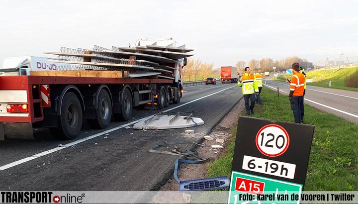 Vrachtwagen verliest betonvloer op A15 [+foto]