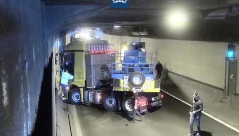 Drechttunnel weer vrij na geschaarde vrachtwagen [+video]