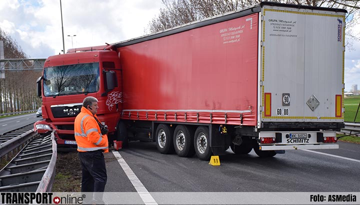 Geschaarde vrachtwagen blokkeert A20 bij Moordrecht [+foto]