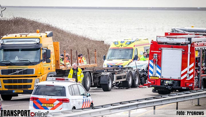 Automobilist zwaargewond na botsing op vrachtwagen op Afsluitdijk [+foto]