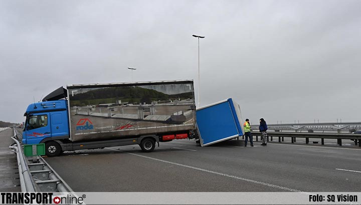 Vrachtwagenaanhanger gekanteld op Moerdijkbrug [+foto]