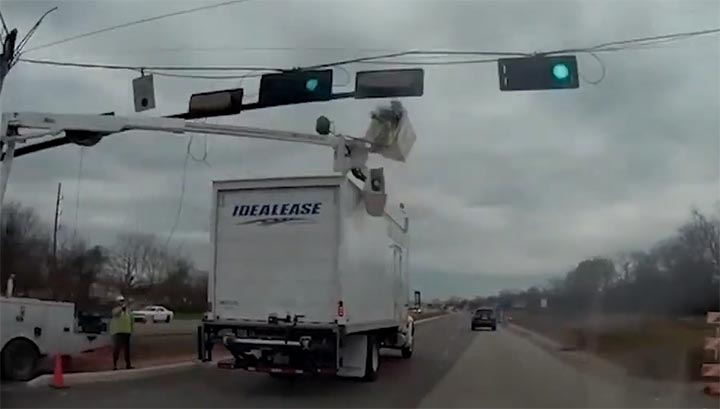 Man in hoogwerker ontsnapt aan de dood als hij door vrachtwagen wordt geraakt [+video]