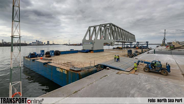 Aelterman zet in North Sea Port twee bruggen op ponton voor Kieldrechtsluis in Antwerpse haven