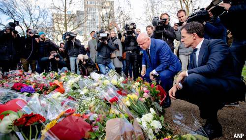 Premier Rutte legt bloemen op 24 Oktoberplein