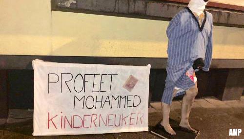 Kwetsend spandoek bevestigd aan Haagse As-Soennah-moskee