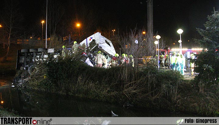 Chauffeur zwaargewond na kantelen tankwagen bij tankstation in Rotterdam [+foto's]