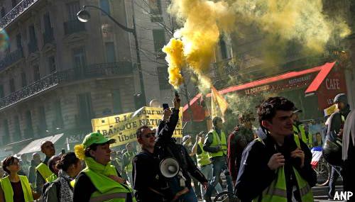 Demonstranten plunderen winkels in Parijs